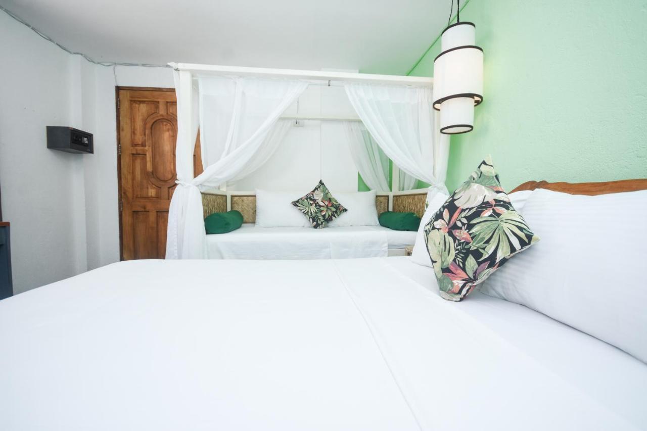 8 Colors Beach House Resort Boracay Extérieur photo