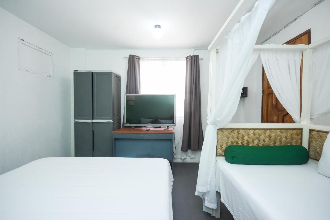 8 Colors Beach House Resort Boracay Extérieur photo