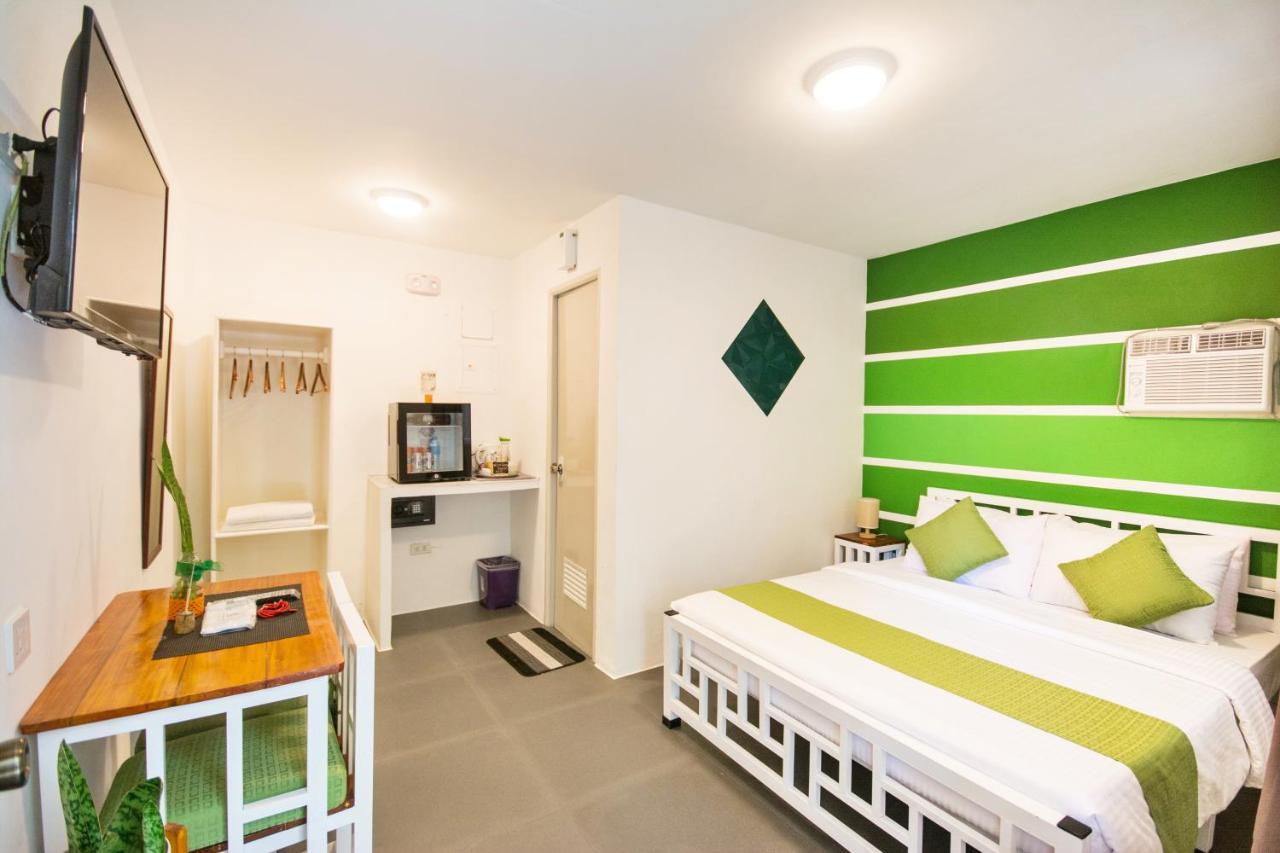 8 Colors Beach House Resort Boracay Extérieur photo
