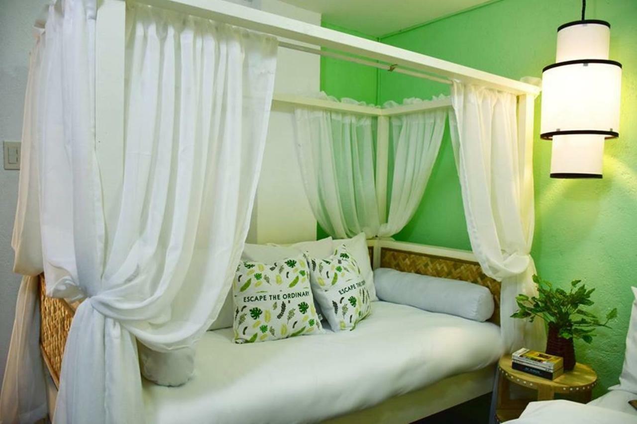 8 Colors Beach House Resort Boracay Extérieur photo